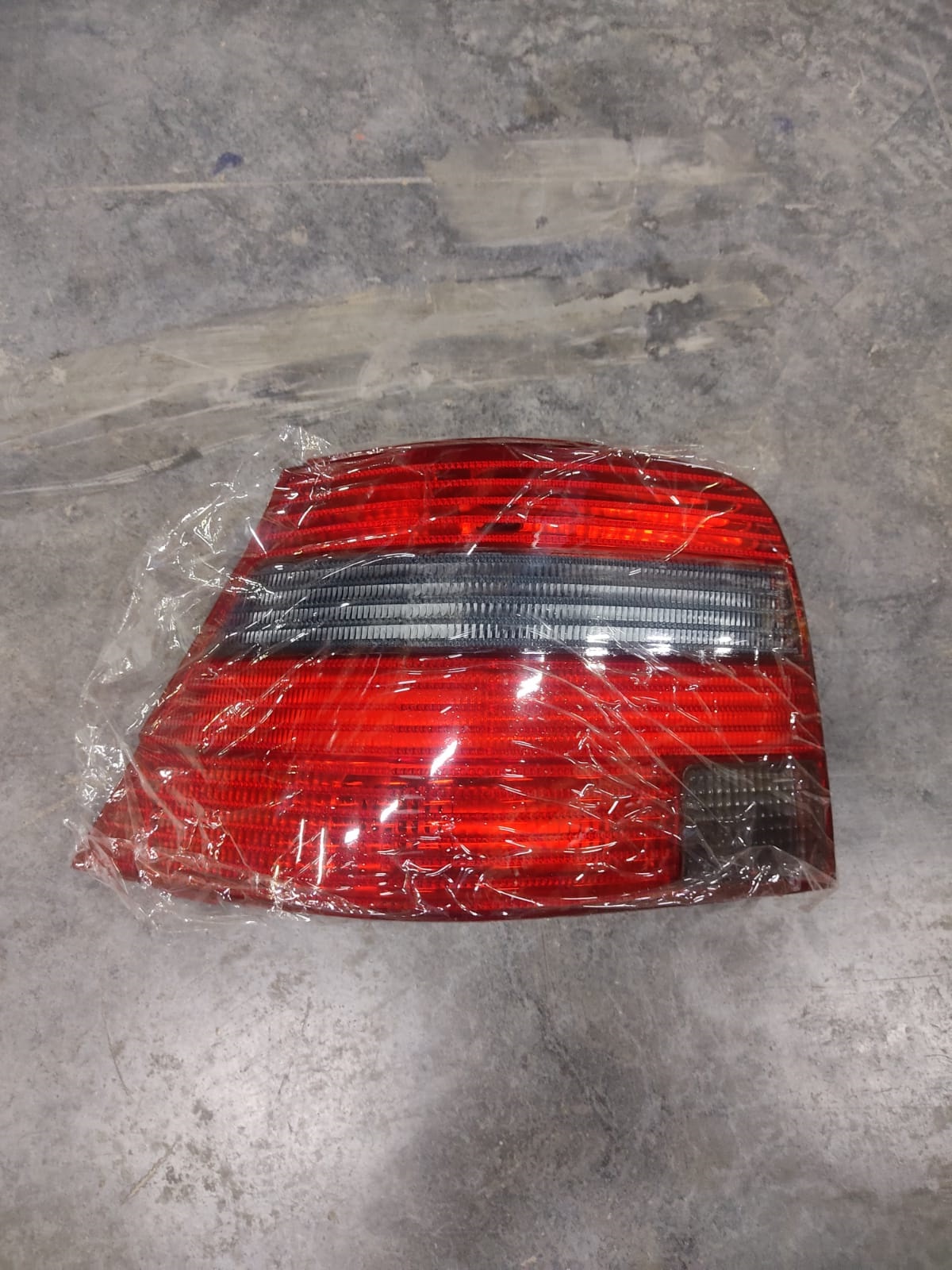 VOLKSWAGEN GOLF 4 1998-2005 ARKA STOP SOL GRİ KIRIMIZI ( TEK KARE FÜME  ) 