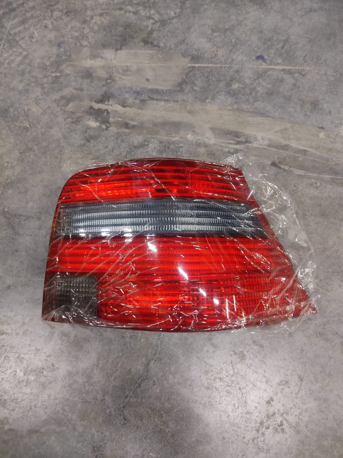 VOLKSWAGEN GOLF 4 1998-2005 ARKA STOP SAĞ GRİ KIRIMIZI ( TEK KARE FÜME )