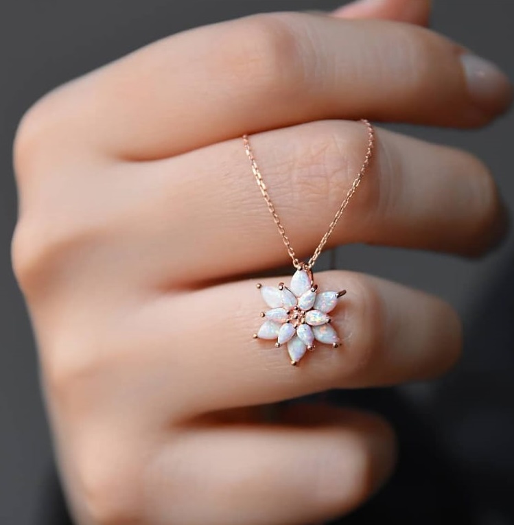 Opal Taşlı Yaşam Çiçeği Gümüş Kolye
