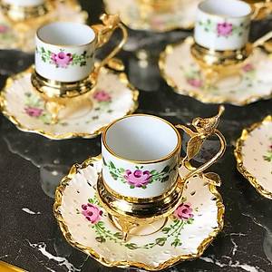 El Boyama Porselen Gold Zarfl� ve Tabakl� Pembe G�ll� Fincan