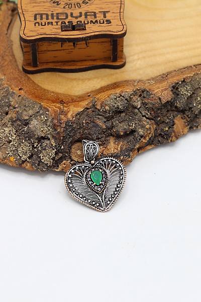 Z�mr�t Ta�l� Kalp Model Oksitli Telkari G�m�� Kad�n Kolye 201024147