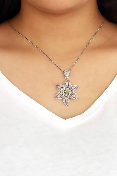 Peridot Taşlı Lotus Çiçeği Telkari Gümüş Kolye