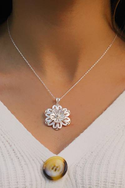 Papatya Model Eli��ili�i Telkari G�m�� Bayan Kolye