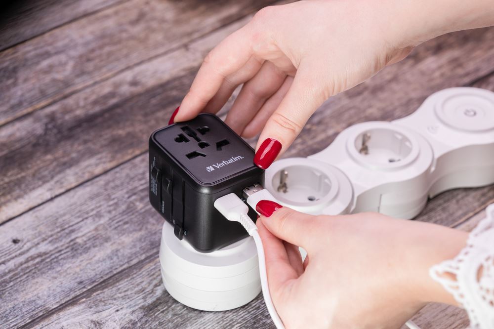 VERBATIM 49543 CHR UTA-01 UNIVERSAL TRAVEL ADAPTER WITH 2 X USB-A PORTS