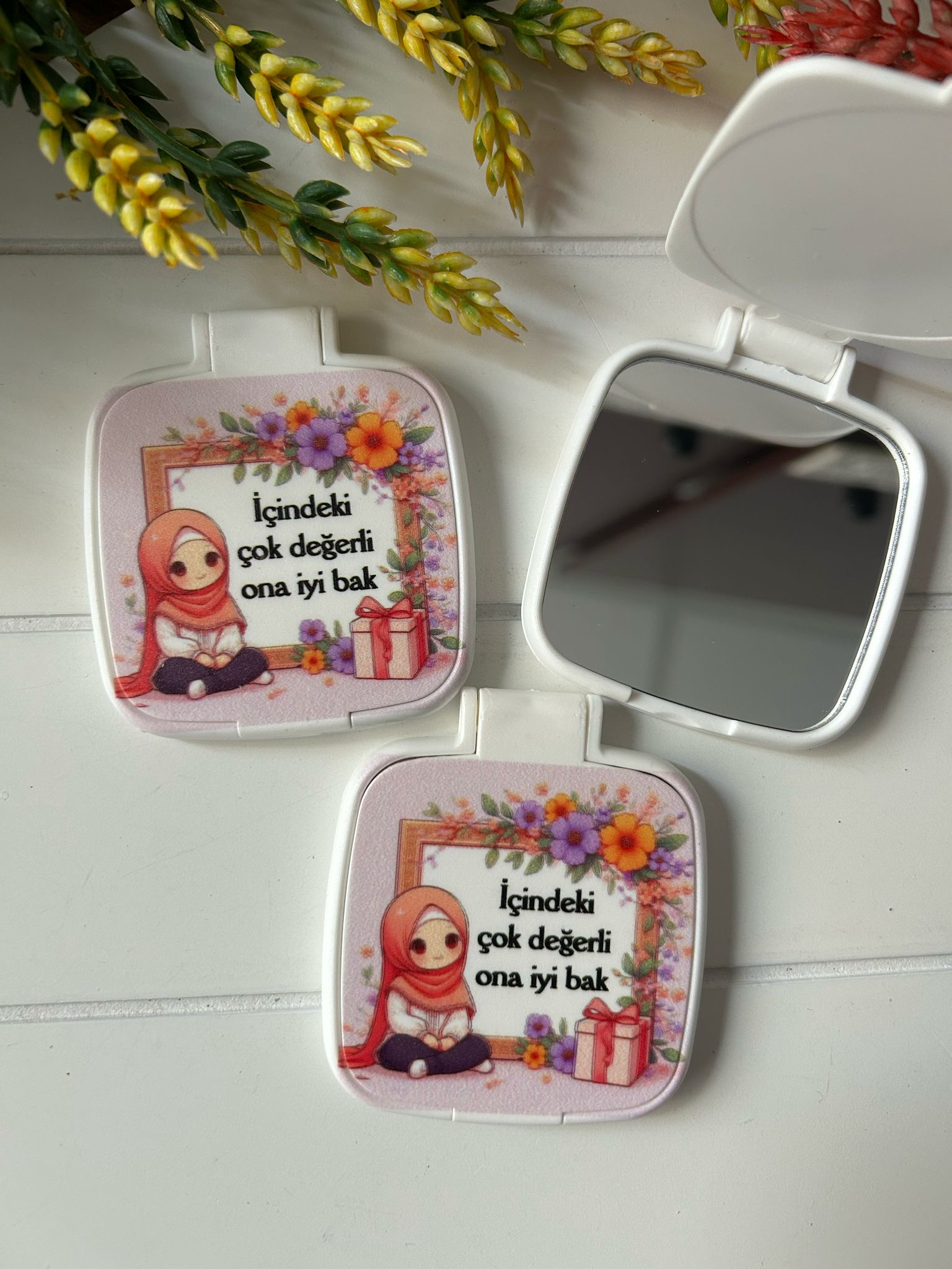Kuran Okuyorum -Tesettürlü Şirin Kız Temalı Kare Pleksi Ayna