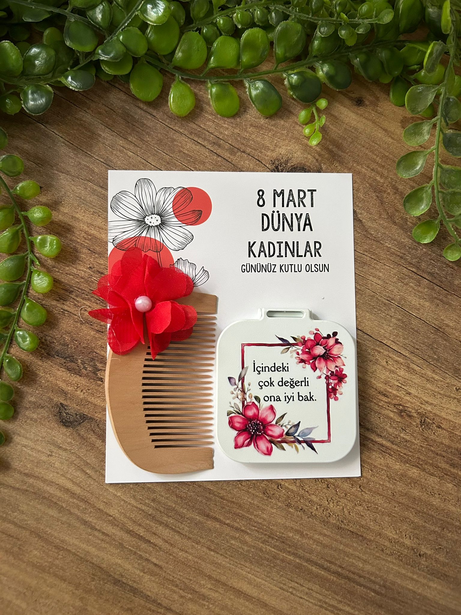 Kadınlar Günü Hediyelik Setler  Ayna ve Ahşap Tarak