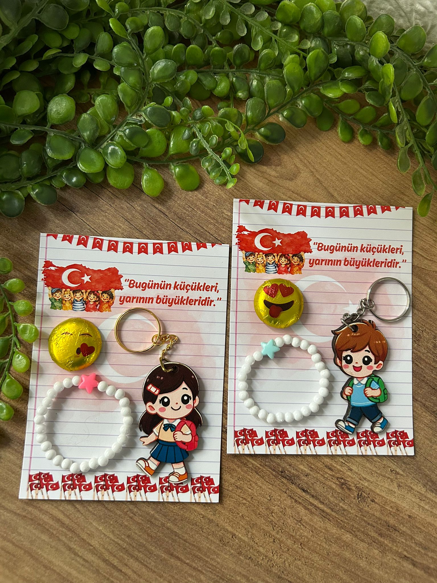 23 NİSAN  BİLEKLİK +EMOJİ ÇİKOLATA+AHŞAP ANAHTARLIK