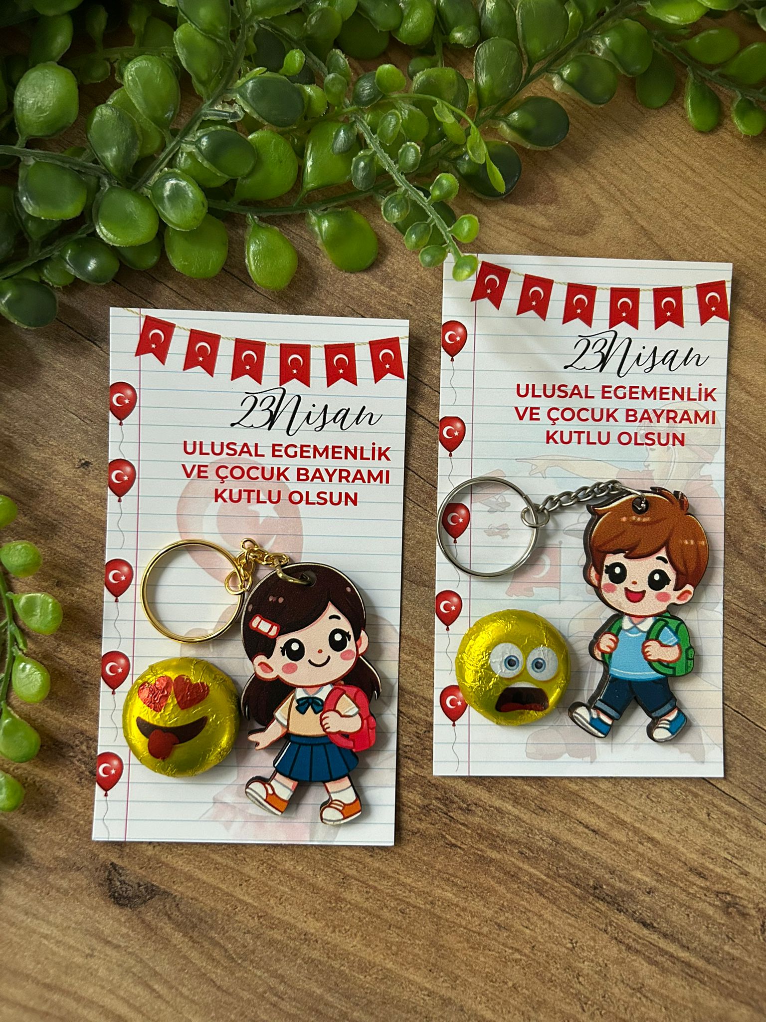 23 NİSAN  AHŞAP ANAHTARLIK+EMOJİ ÇİKOLATA