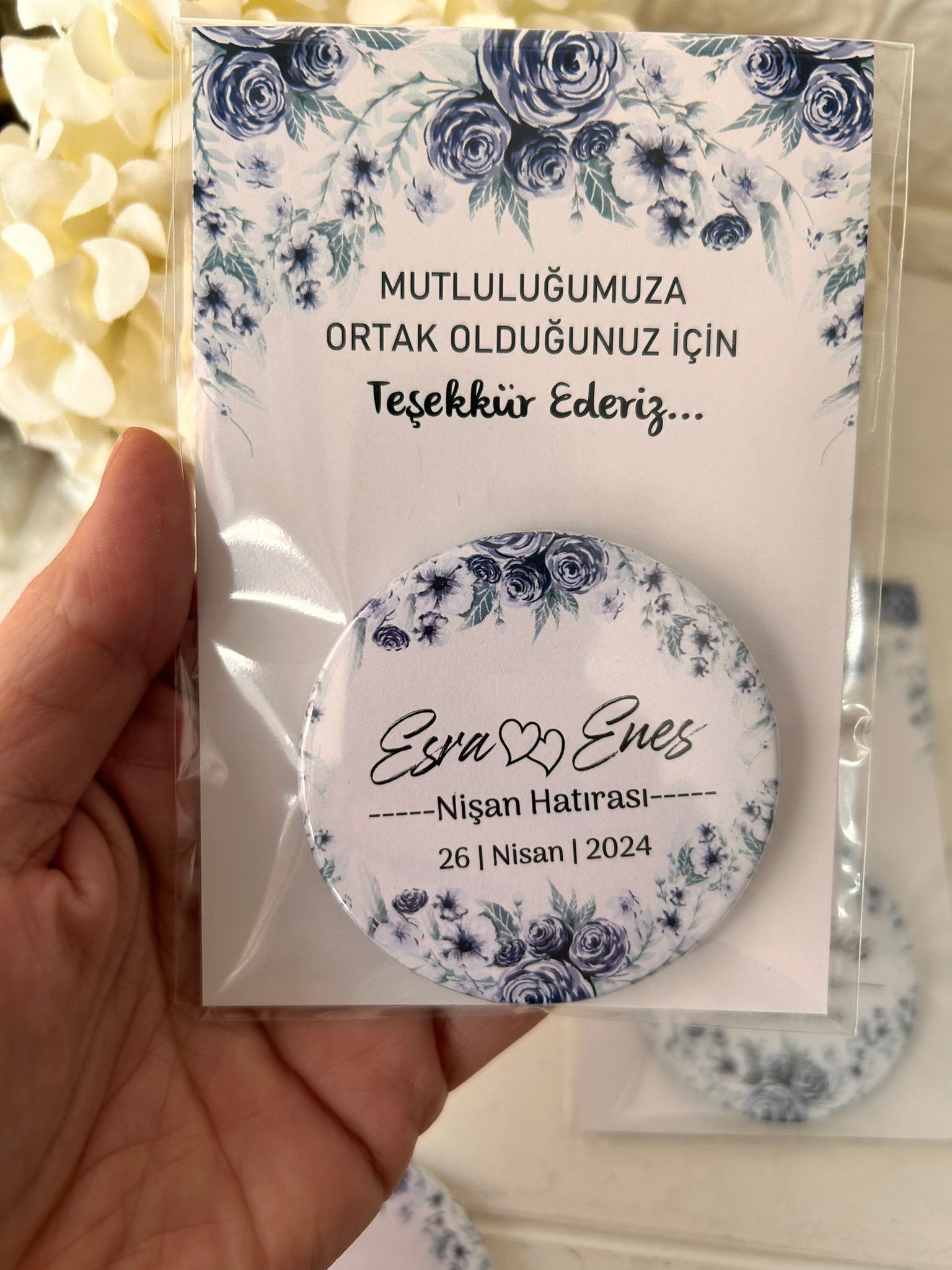 Mavi Çiçekli Buton  Açacaklı Magnet