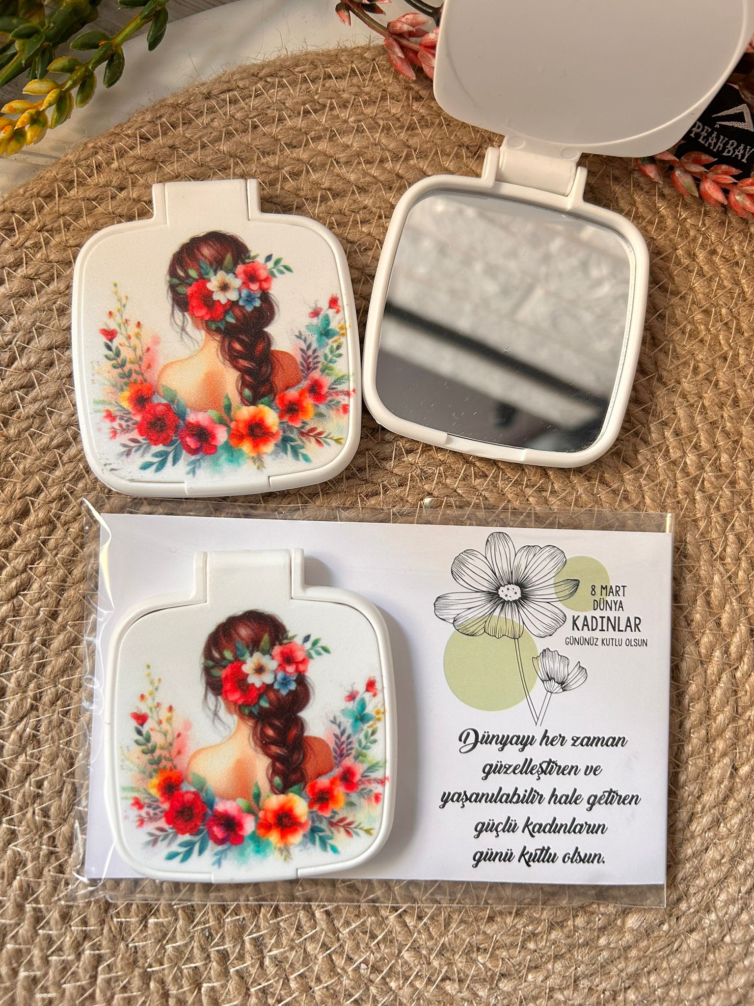 KADINLAR  GÜNÜ TEMALI KARE PLEKSİ AYNA