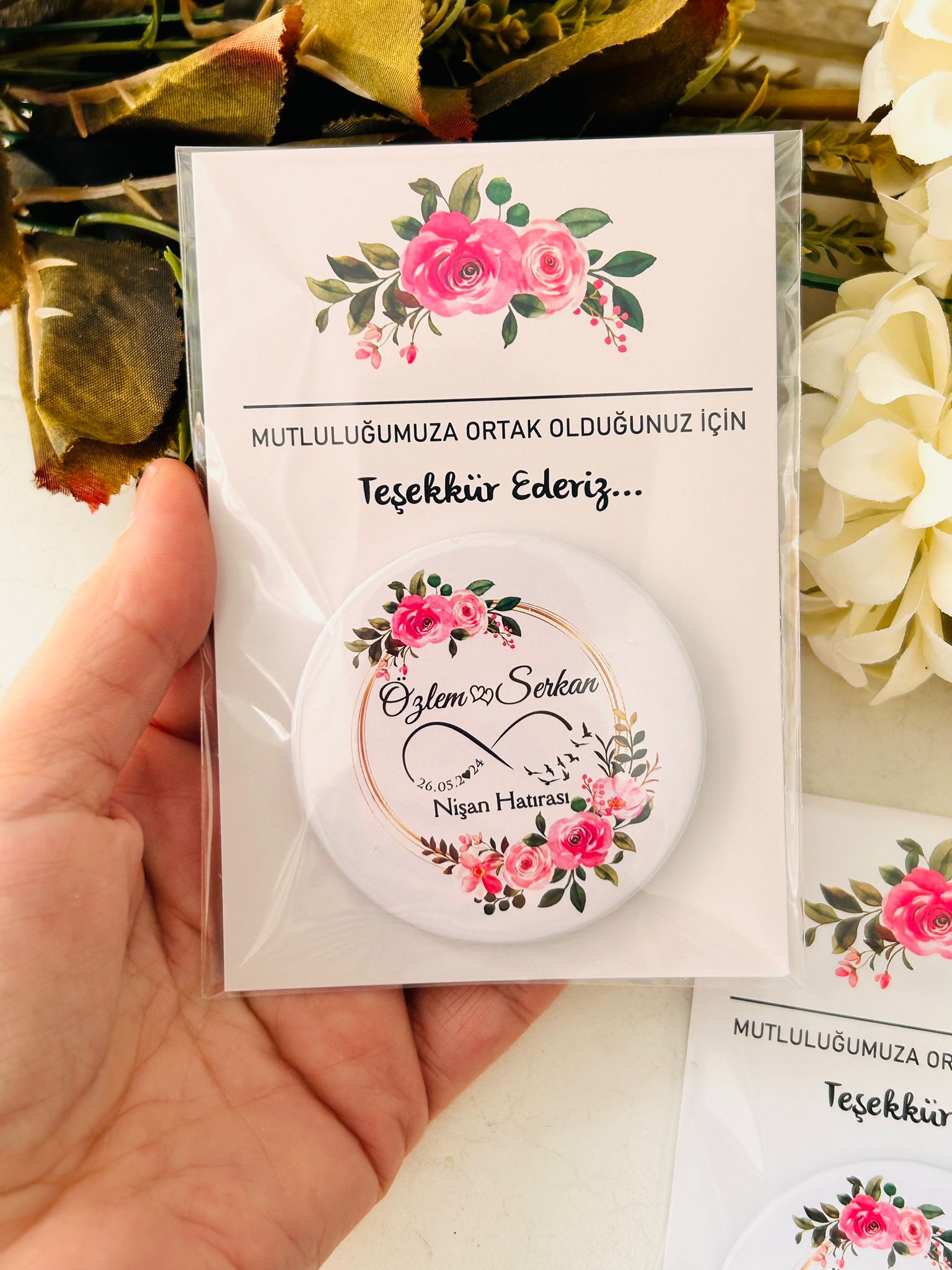 Pembe ÇiçekliTemalı Buton  Açacaklı Magnet