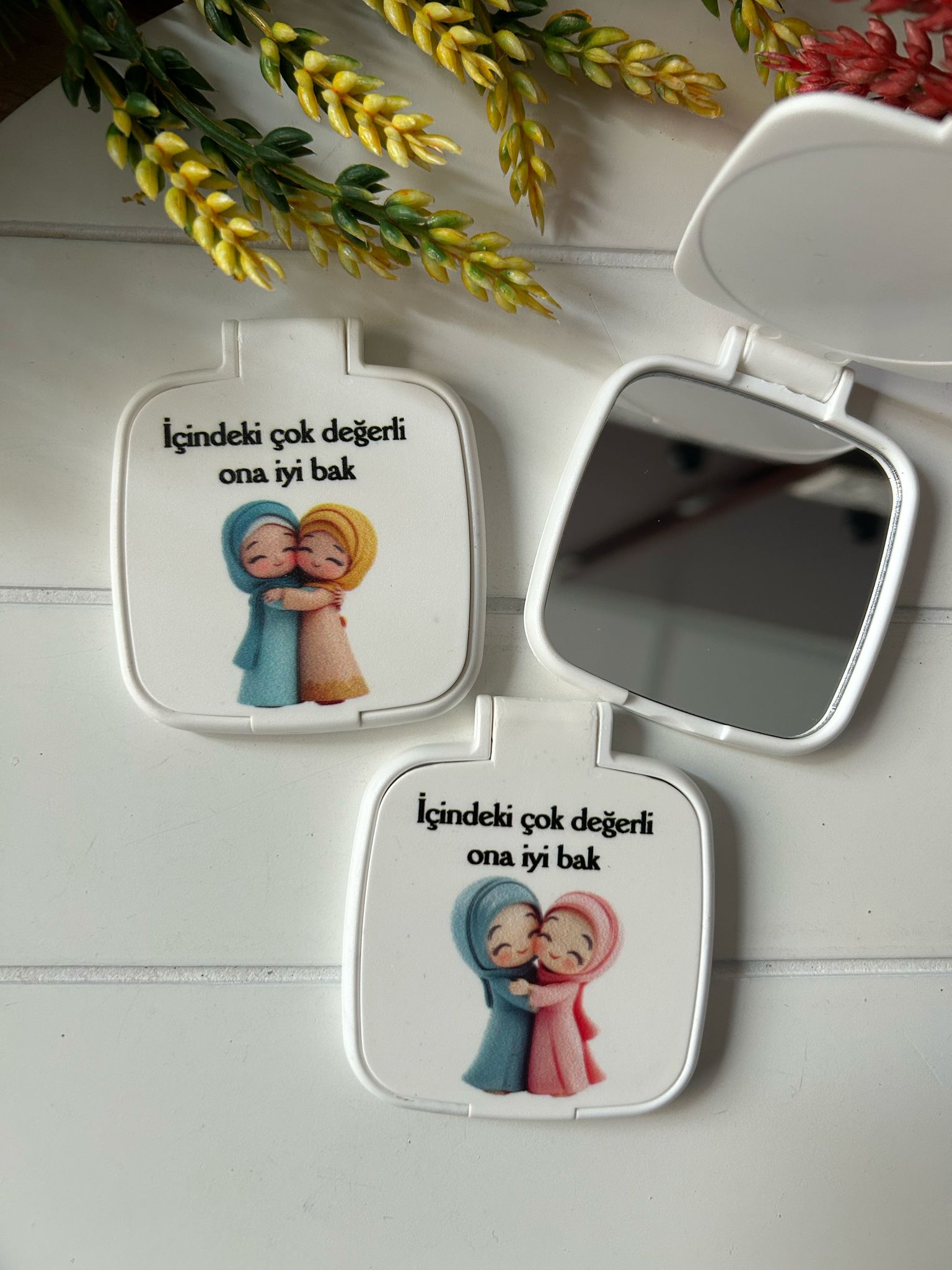 Kuran Okuyorum -Tesettürlü Şirin Kız Temalı Kare Pleksi Ayna