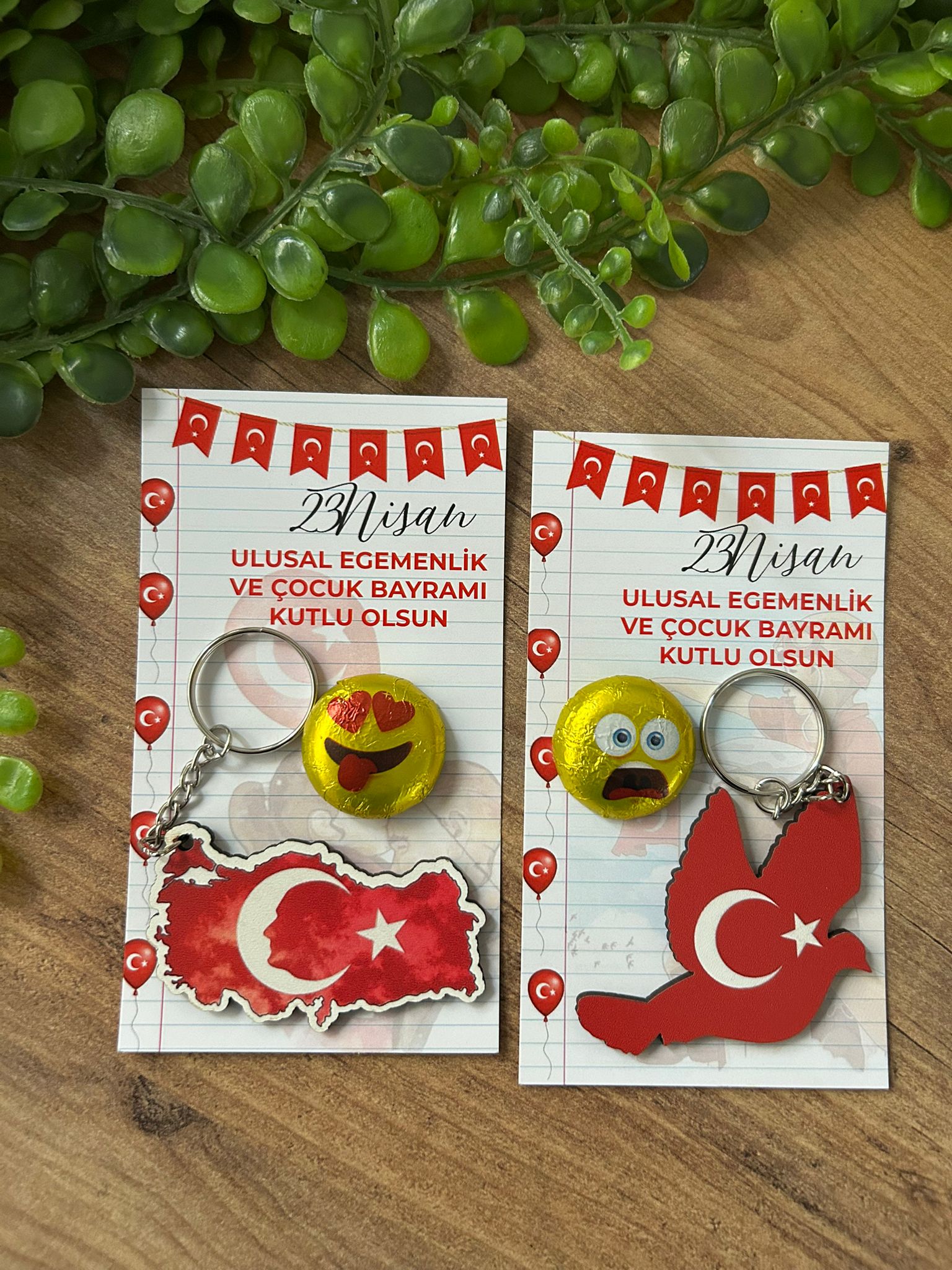 23 NİSAN AHŞAP ANAHTARLIK +EMOJİ ÇİKOLATA