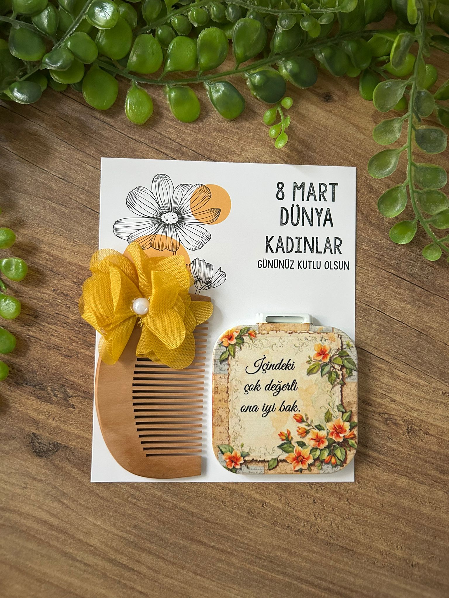 Kadınlar Günü Hediyelik Setler  Ayna ve Ahşap Tarak