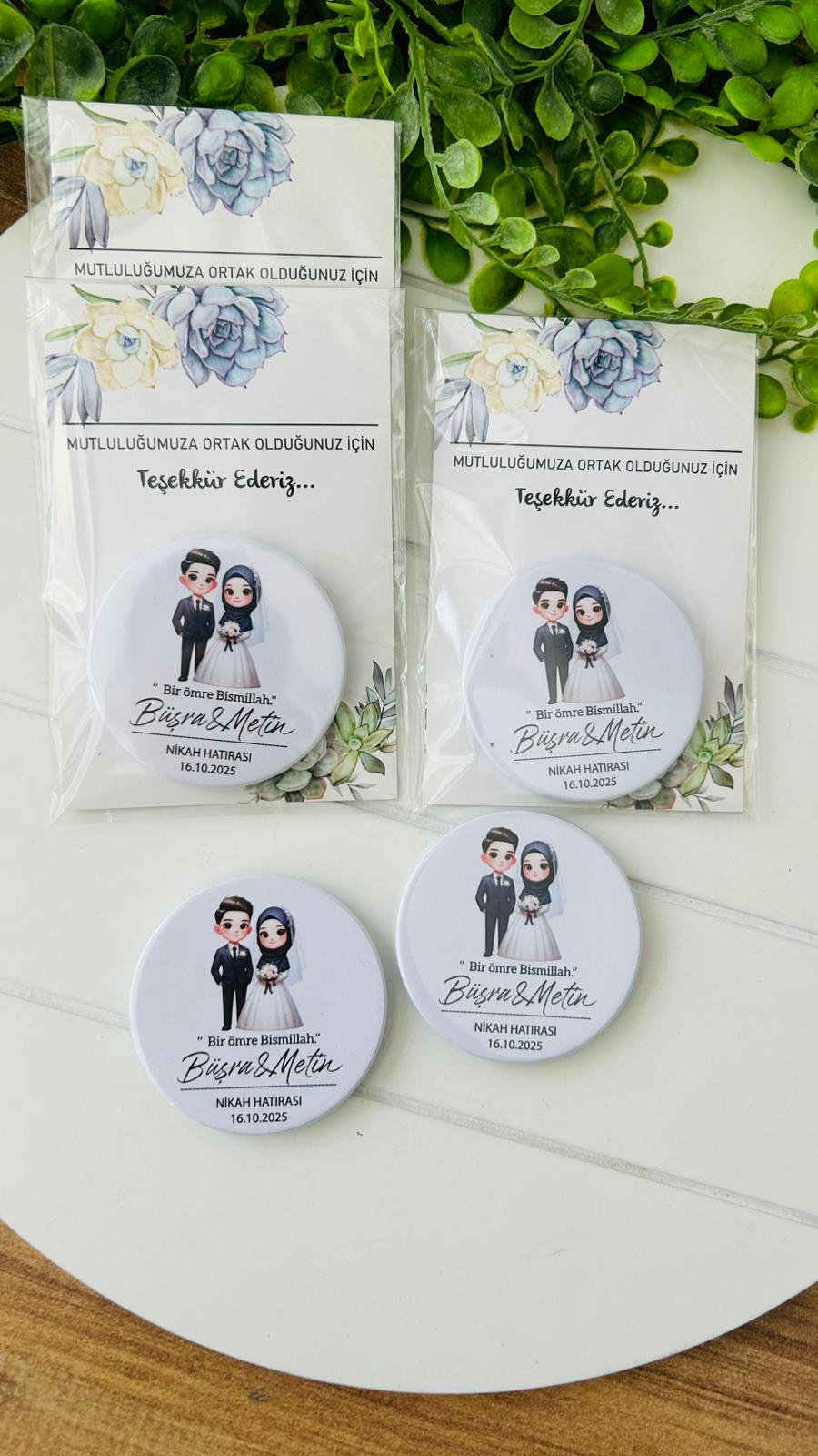 Tesettürlü Gelin ve Damat Temalı Buton  Açacaklı Magnet
