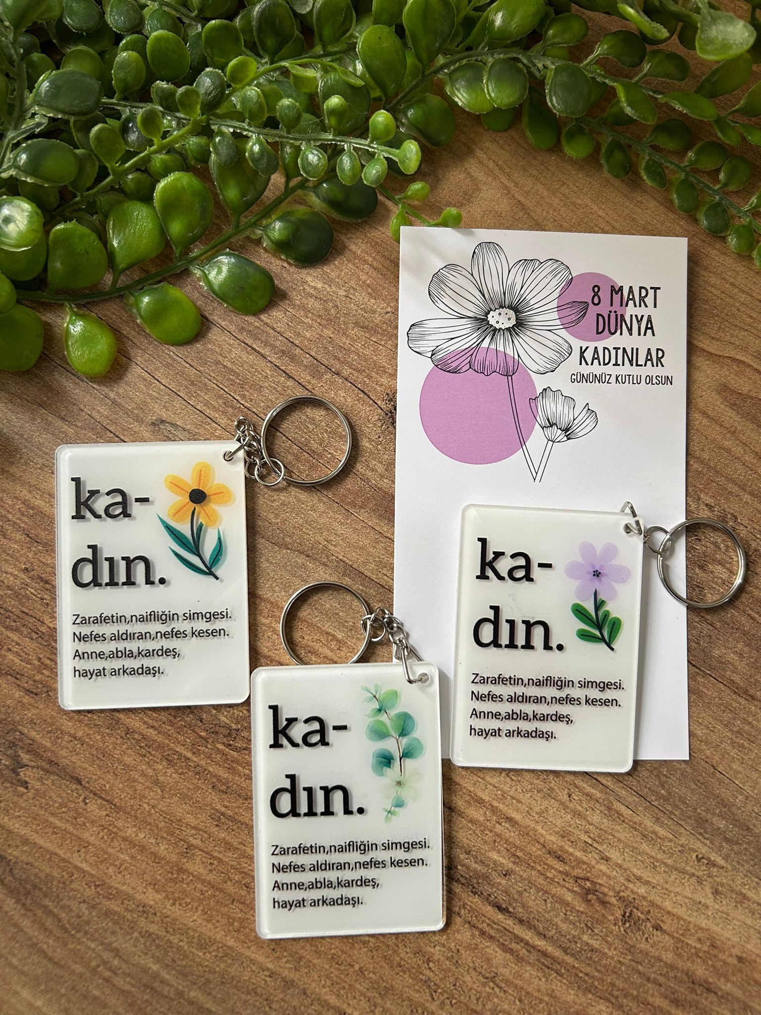Kadın Yazılı 5x7 cm Pleksi Anahtarlık (Karışık Yollanır )