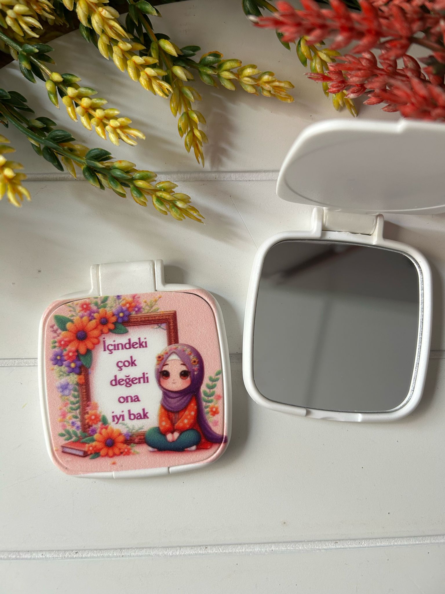 Tesettürlü Kız -Kuran Okuyorum  Temalı Kare Pleksi Ayna