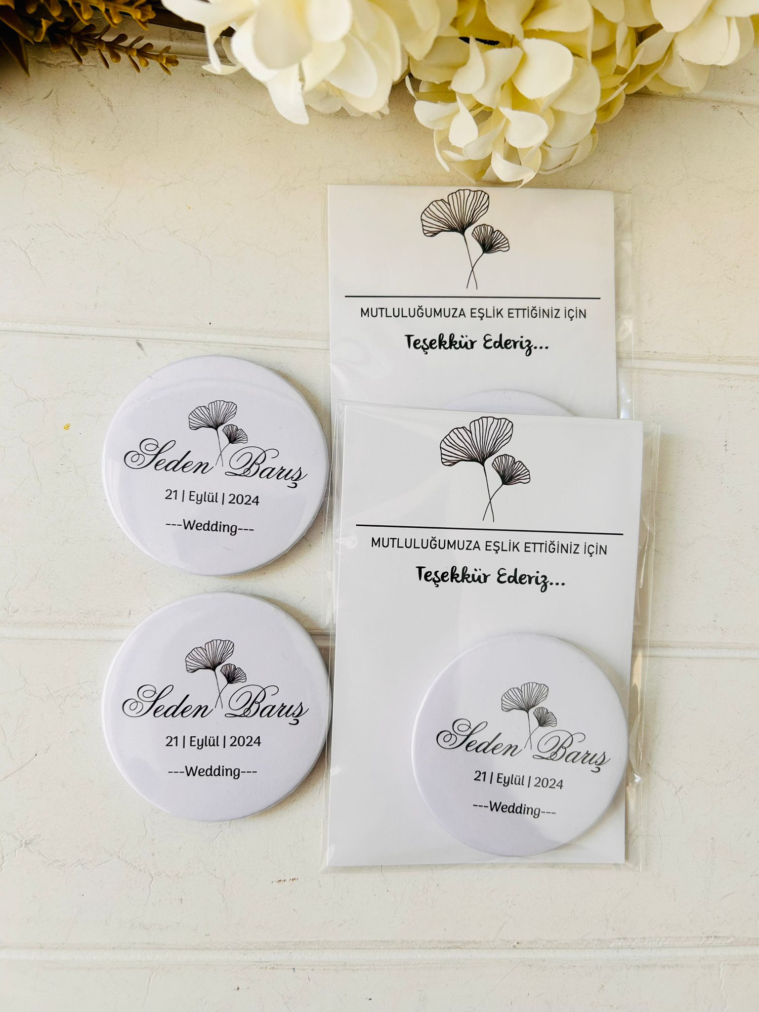 Siyah Çiçek Buton  Açacaklı Magnet