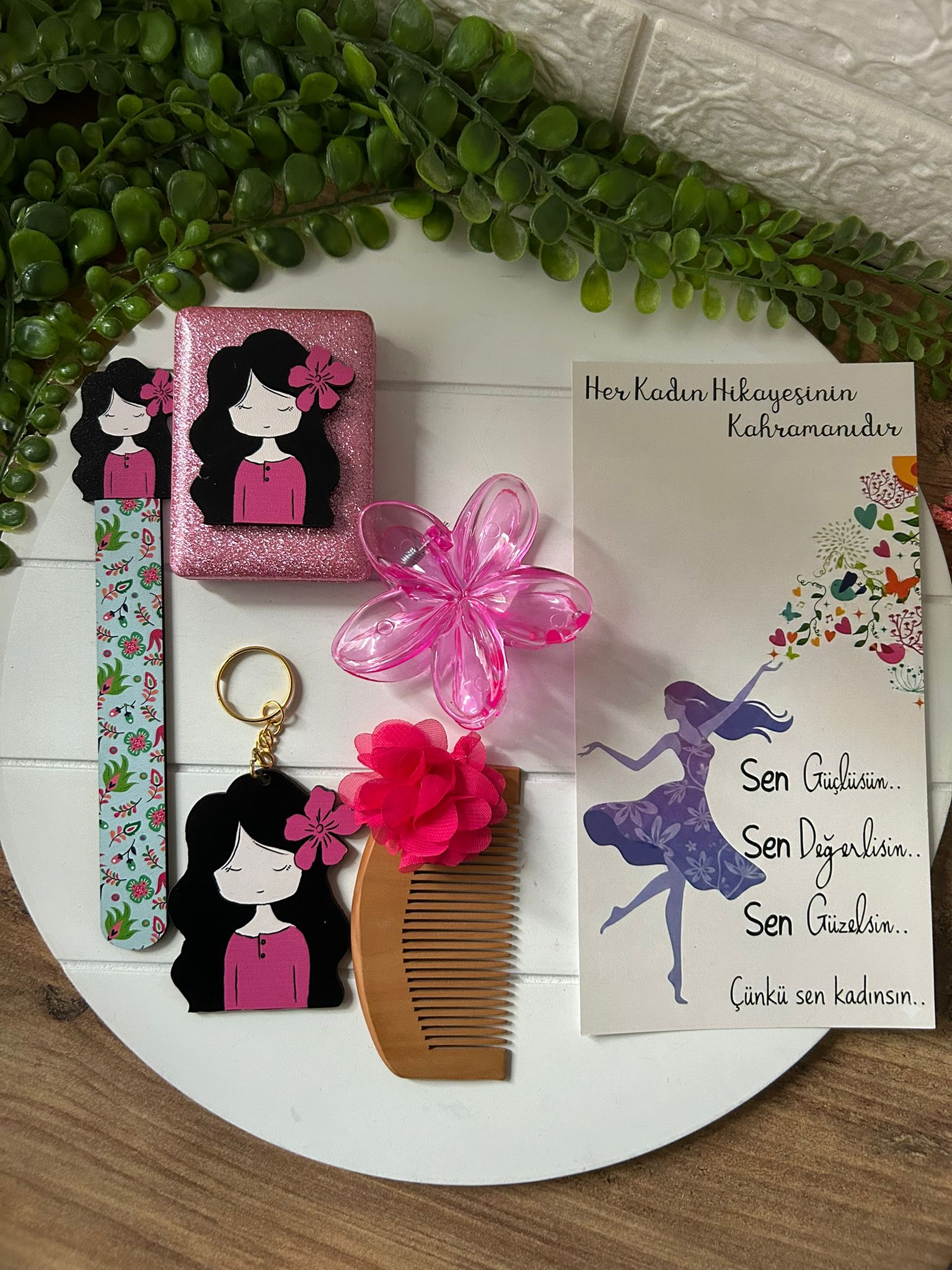 Kadınlar Günü Hediyesi: Ayraç & Anahtarlık & Toka & Tarak & Ayna  Seti