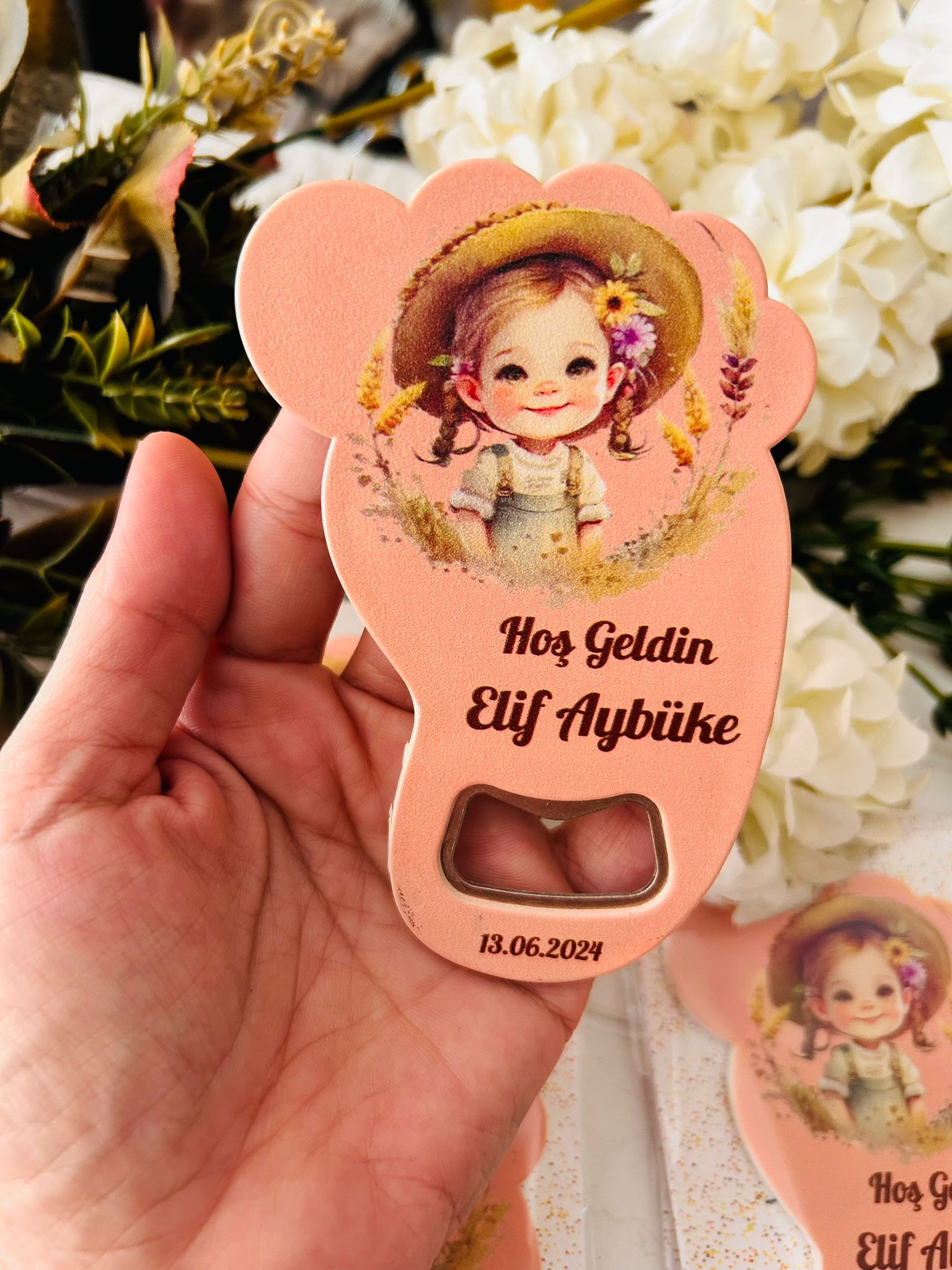 Ayak İzi Açacaklı Magnet  Şirin Şapkalı Bebek
