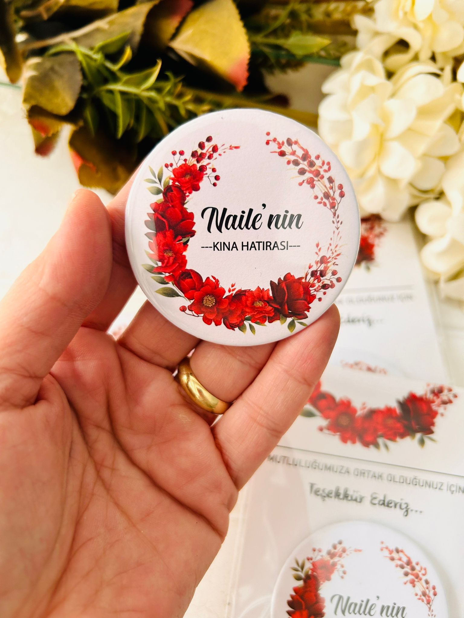 Kırmızı ÇiçekliTemalı Buton  Açacaklı Magnet