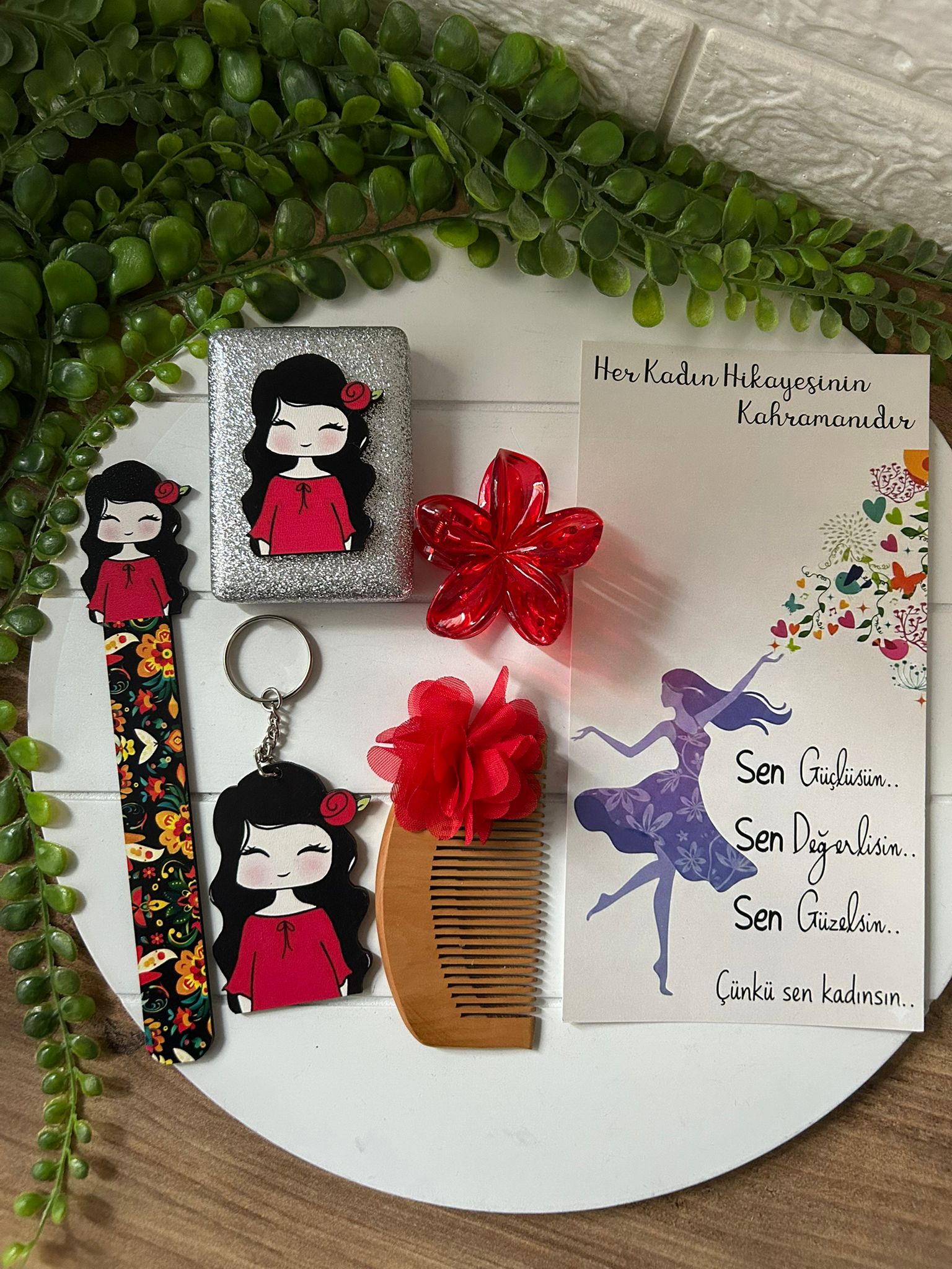 Kadınlar Günü Hediyesi: Ayraç & Anahtarlık & Toka & Tarak & Ayna  Seti