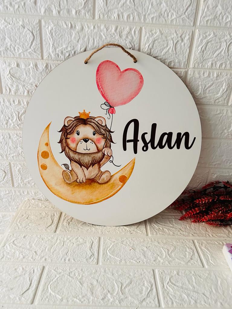 38 cm Ahşap Kapı Süsü-Aslan Arabalı