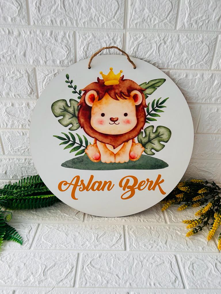38 cm Ahşap Kapı Süsü- Yavru Aslan Temalı