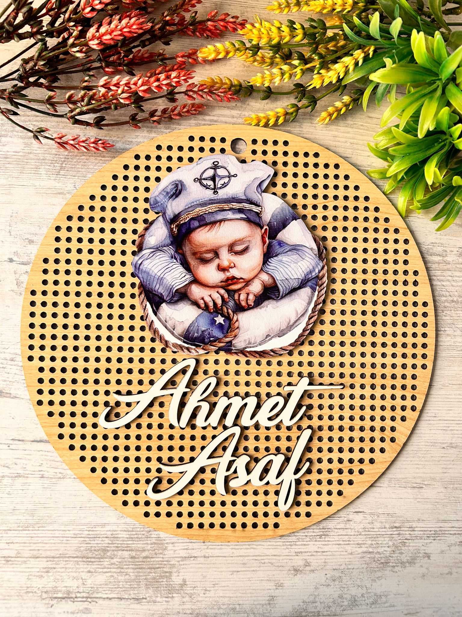 30 cm  Delikli Ahşap Kapı Süsü-Kabartma Desen-Gemici Bebek