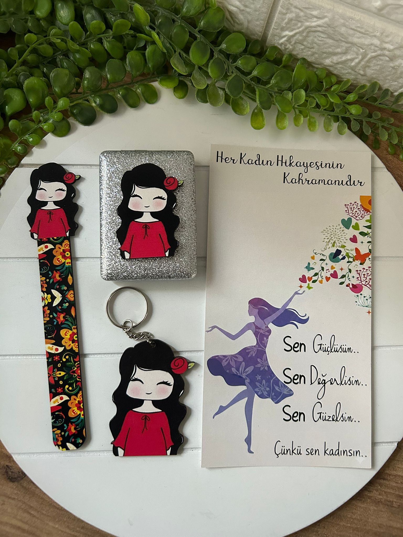 Kadınlar Günü Hediyesi: Ayraç & Anahtarlık & Ayna  Seti