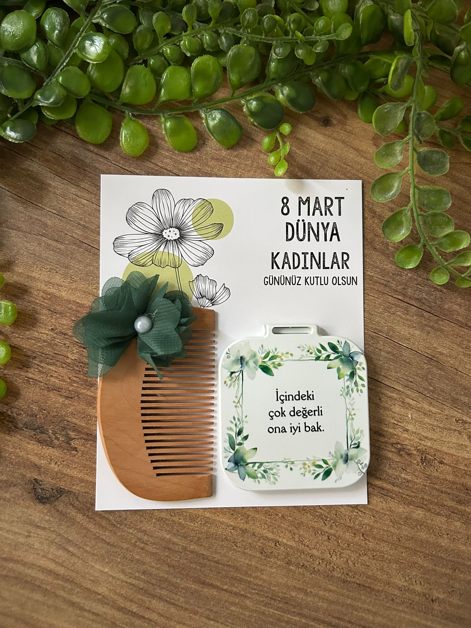 Kadınlar Günü Hediyelik Setler  Ayna ve Ahşap Tarak