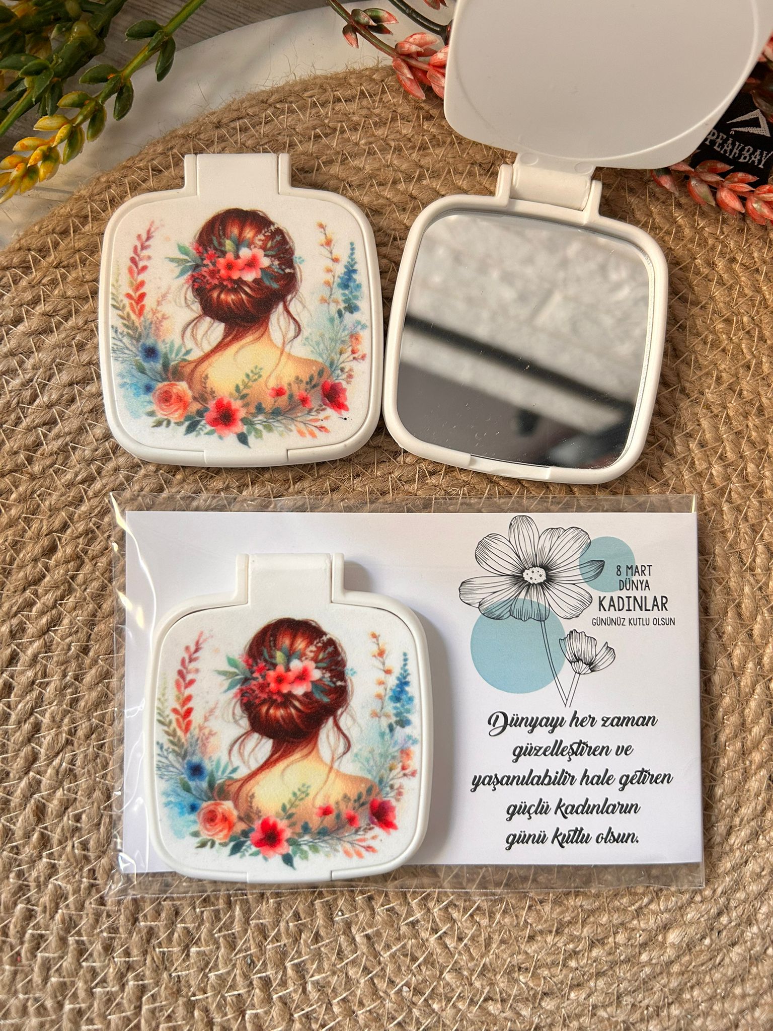 KADINLAR  GÜNÜ TEMALI KARE PLEKSİ AYNA