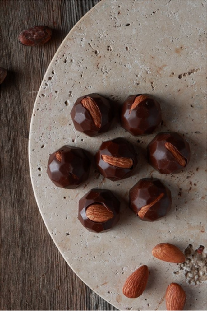 %85 Kakao Bitter, Şeker İlavesiz, Bütün Bademli Bonbon Çikolata. 500 Gr.