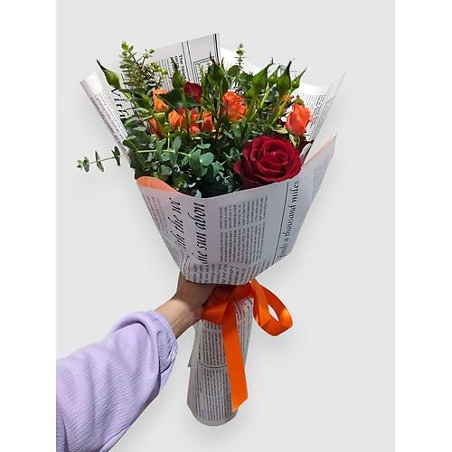 BITKI TASARIMI Gazete Buket Ka��d�nda K�rm�z� ve Turuncu G�ller