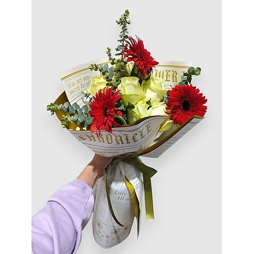 BITKI TASARIMI Gazete Buketinde Beyaz G�ller ve K�rm�z� Gerberalar