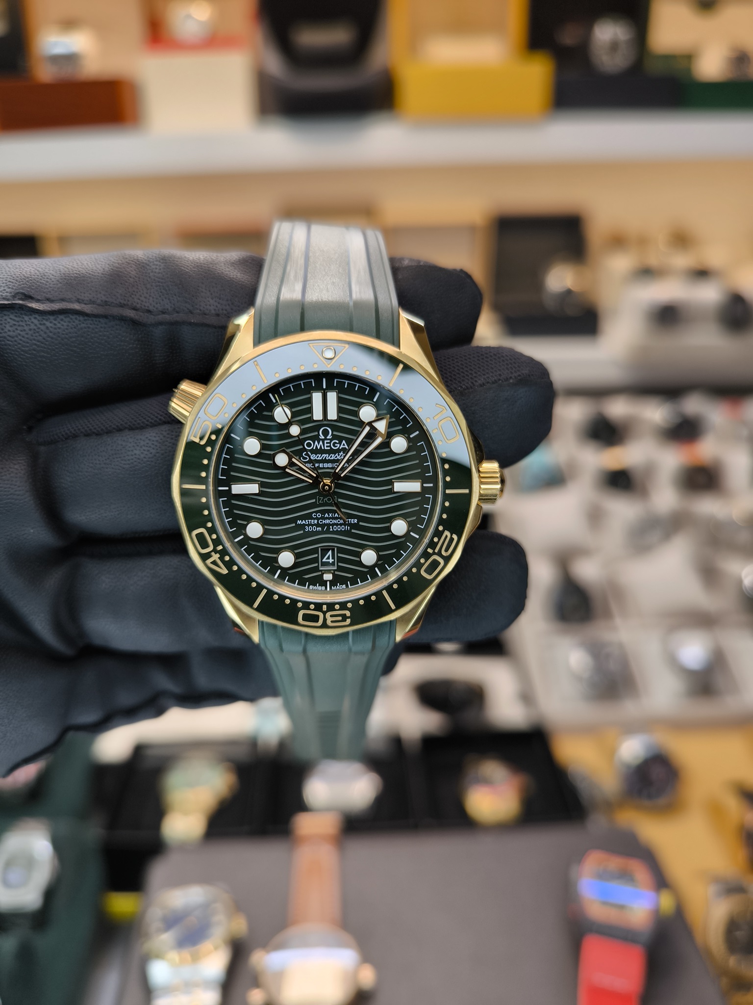 OMEGA Seamaster Diver 300M 42 mm, Moonshine gold on rubber strap 210.62.42.20.10.001 ETA SAAT