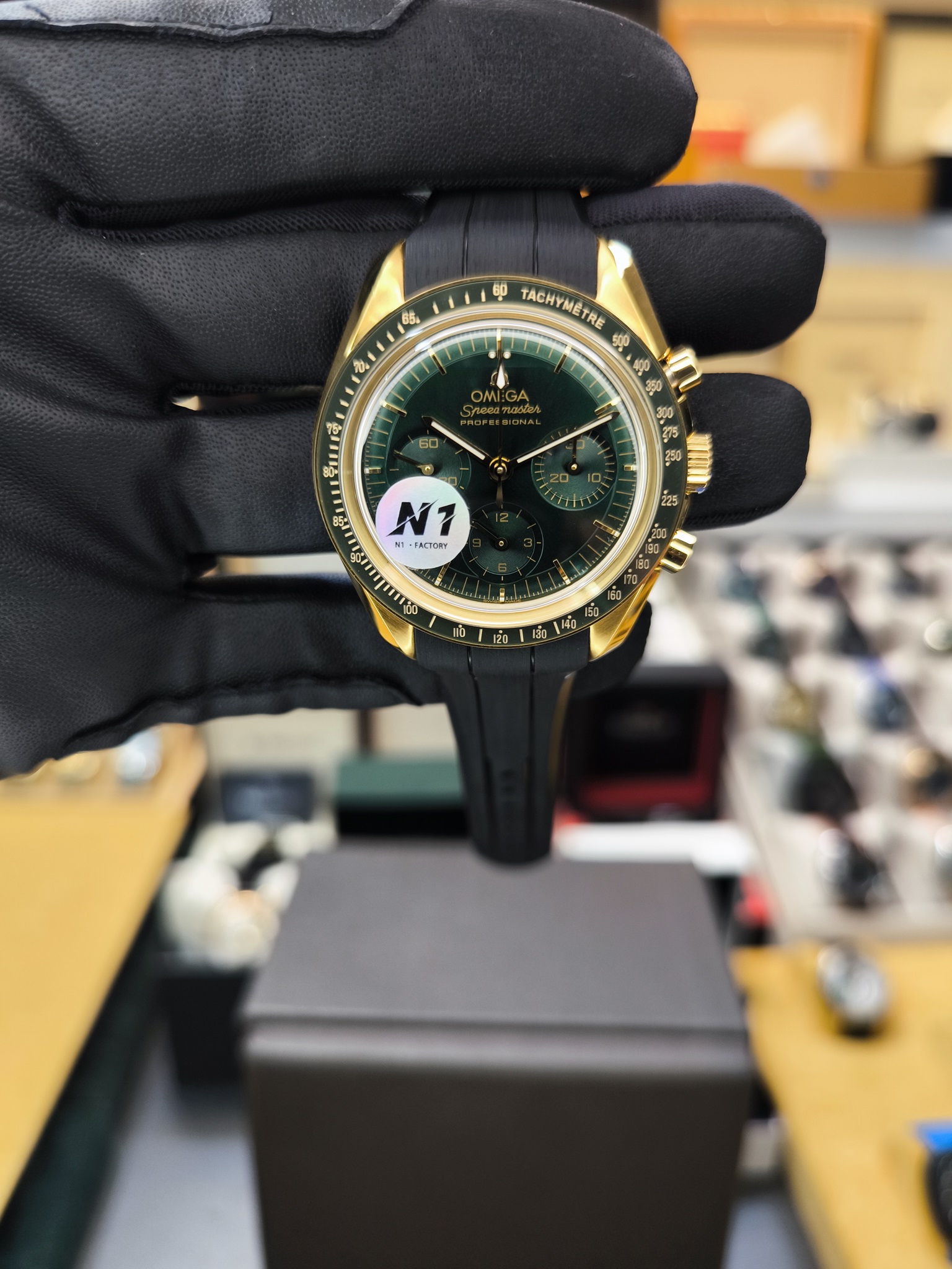 SPEEDMASTER MOONWATCH GREEN DIAL 42mm MOONSHINE GOLD 31060425010001 ETA SAAT