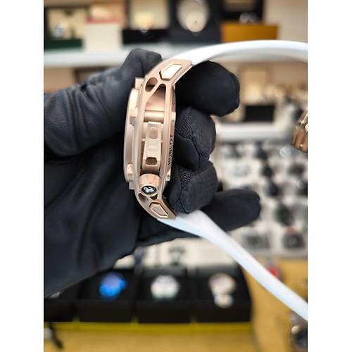 BIG BANG FERRARI LIMITED TOURBILLON REPL�KA SAAT