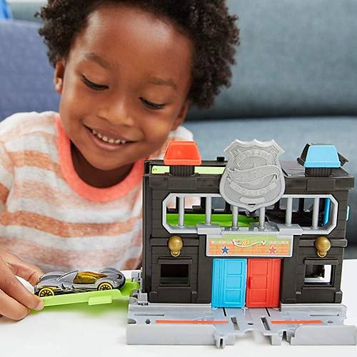Hot Wheels ehir Otoparklar Oyun Setleri ehirde Polis Merkezi