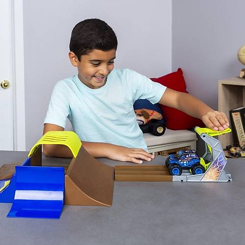 Monster Jam 1:64 Oyun Seti Champ Ramp Freestyle Son-Uva Digger