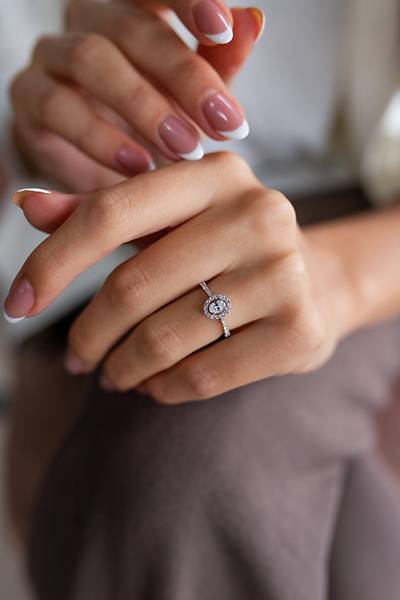 Kenar� Ta�l� Oval Tekta� 0,72 Karat P�rlanta Alt�n Y�z�k
