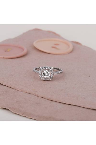Kenar� Ta�l� Yuvarlak Tekta� 0,35 Karat P�rlanta Alt�n Y�z�k