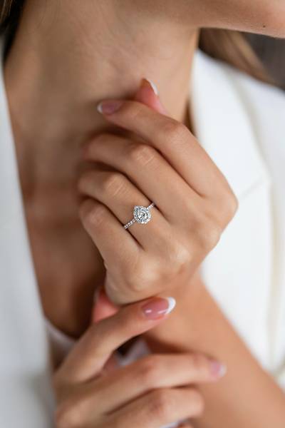Kenar� Ta�l� Damla Tekta� 0,27 Karat P�rlanta Alt�n Y�z�k