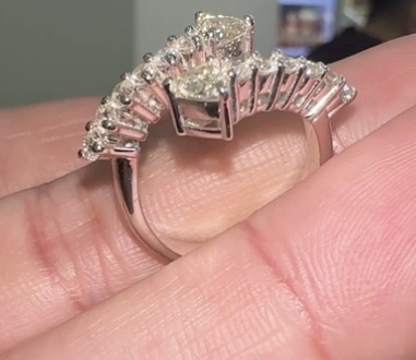 18 ayar, 4.30 gram 0.90 carat Pırlanta