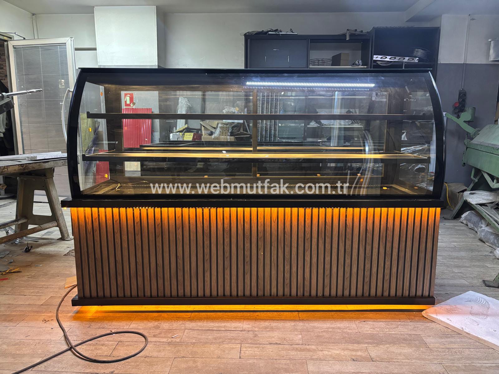 Modern Bombe Camlı Soğutmalı Pasta Teşhir Dolabı 200 CM
