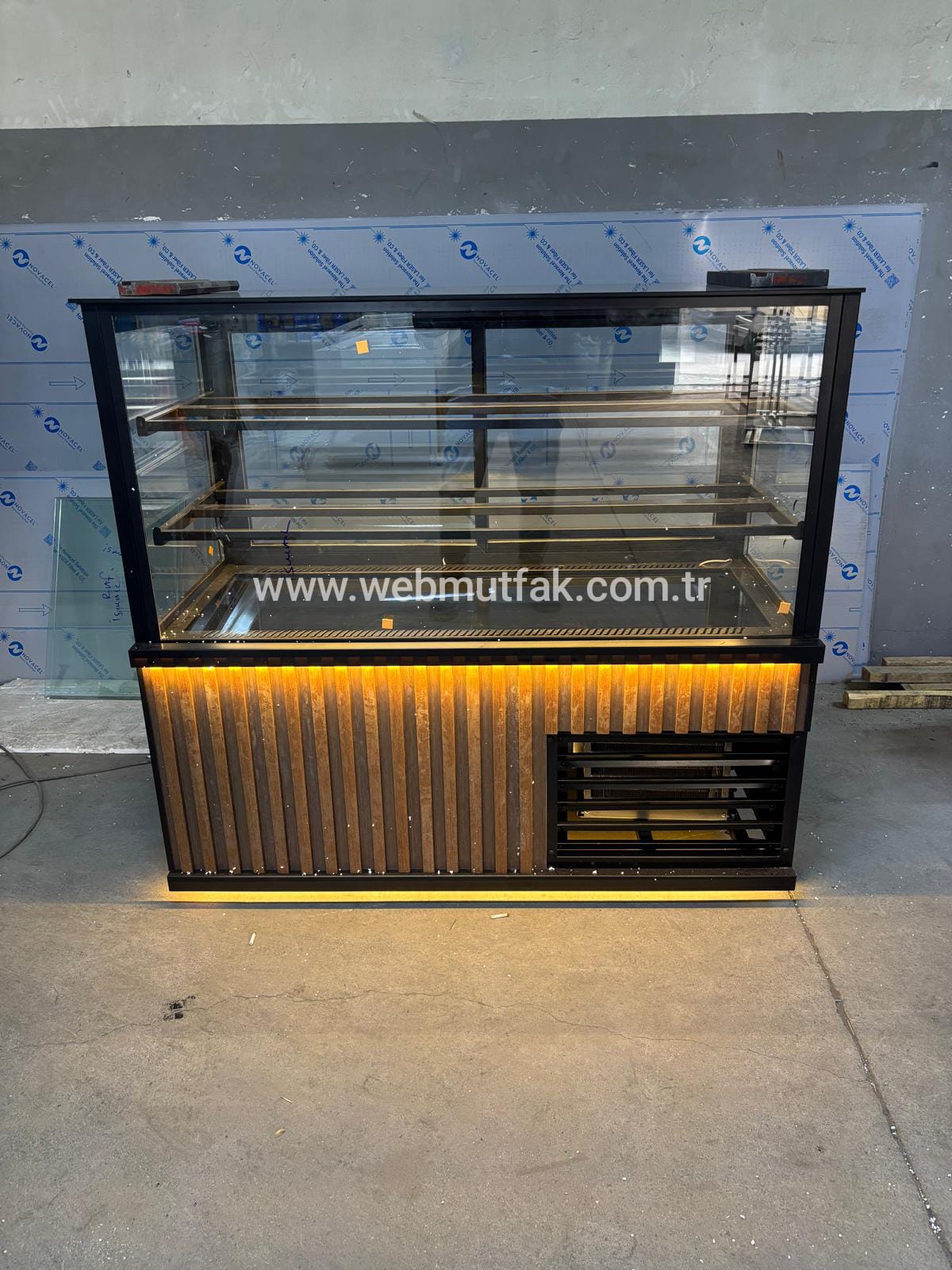 150 cm Soğutmalı Tatlı Teşhir Dolabı | Ahşap Panel Ledli Pasta Vitrini
