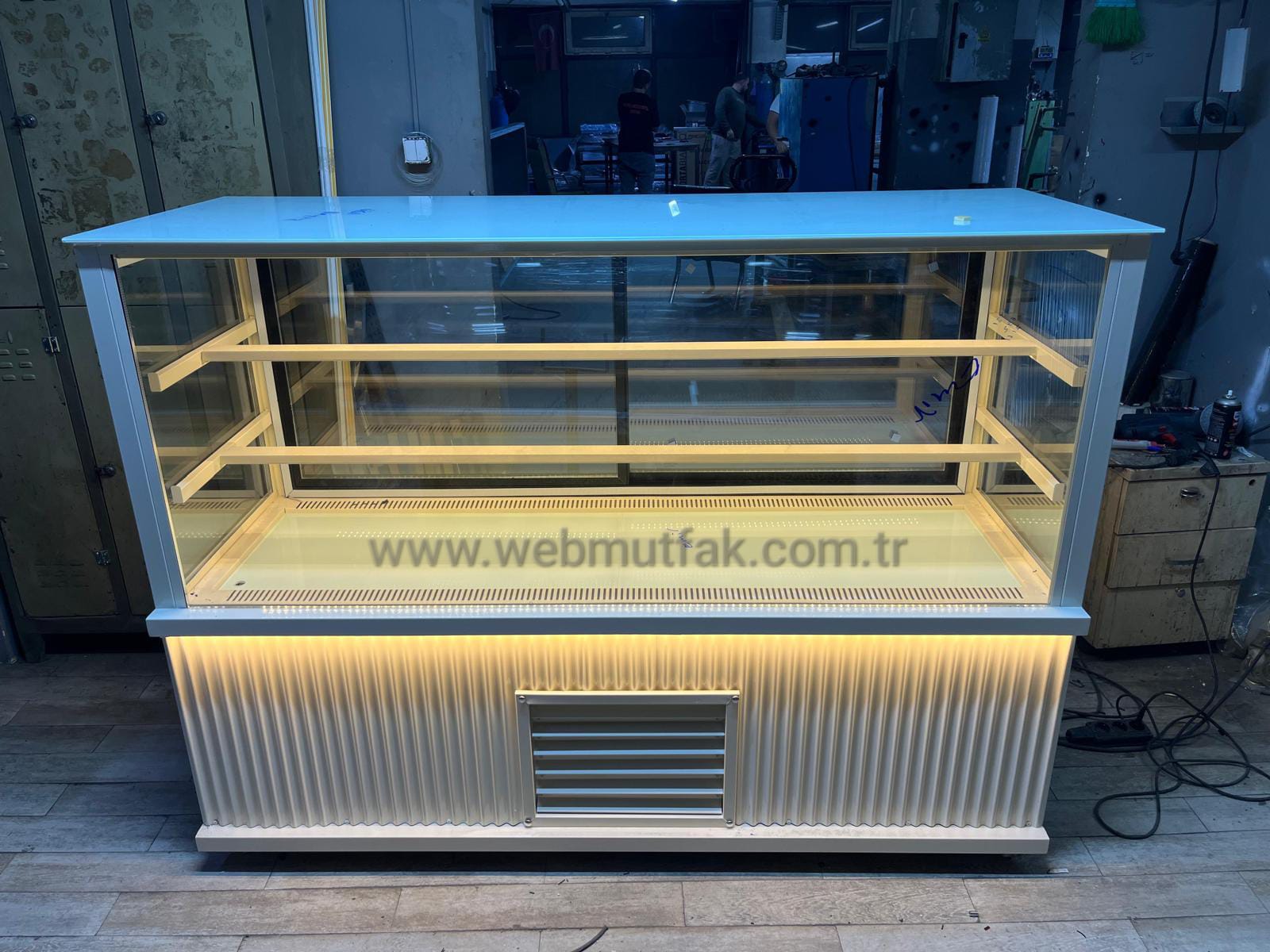 200 cm Soğutmalı Pasta Dolabı Çift Camlı 3 Raflı Geniş Vitrin