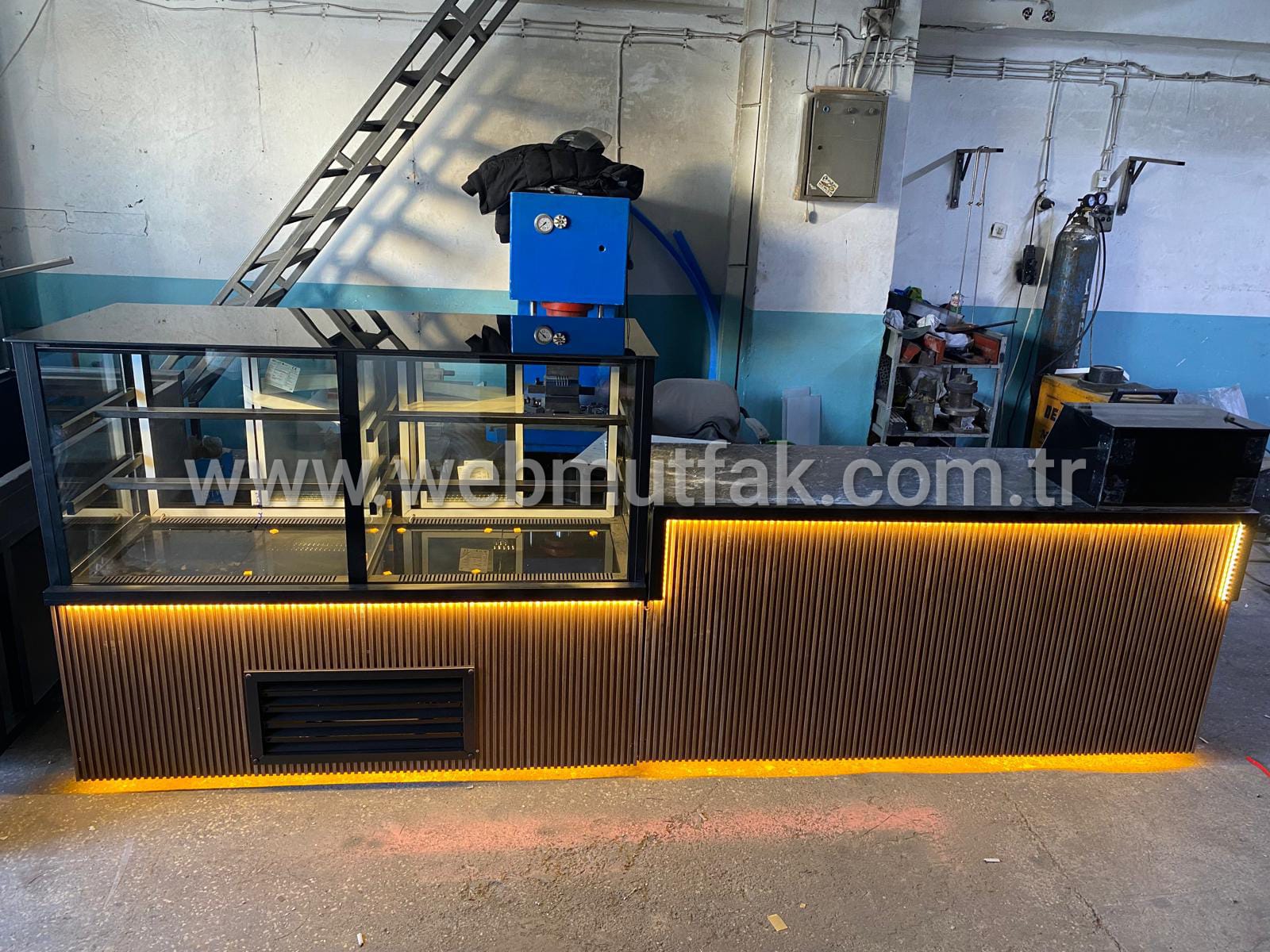 150 cm Soğutmalı Pasta ve İçecek Dolabı + 250 cm Hazırlık Tezgahı Set