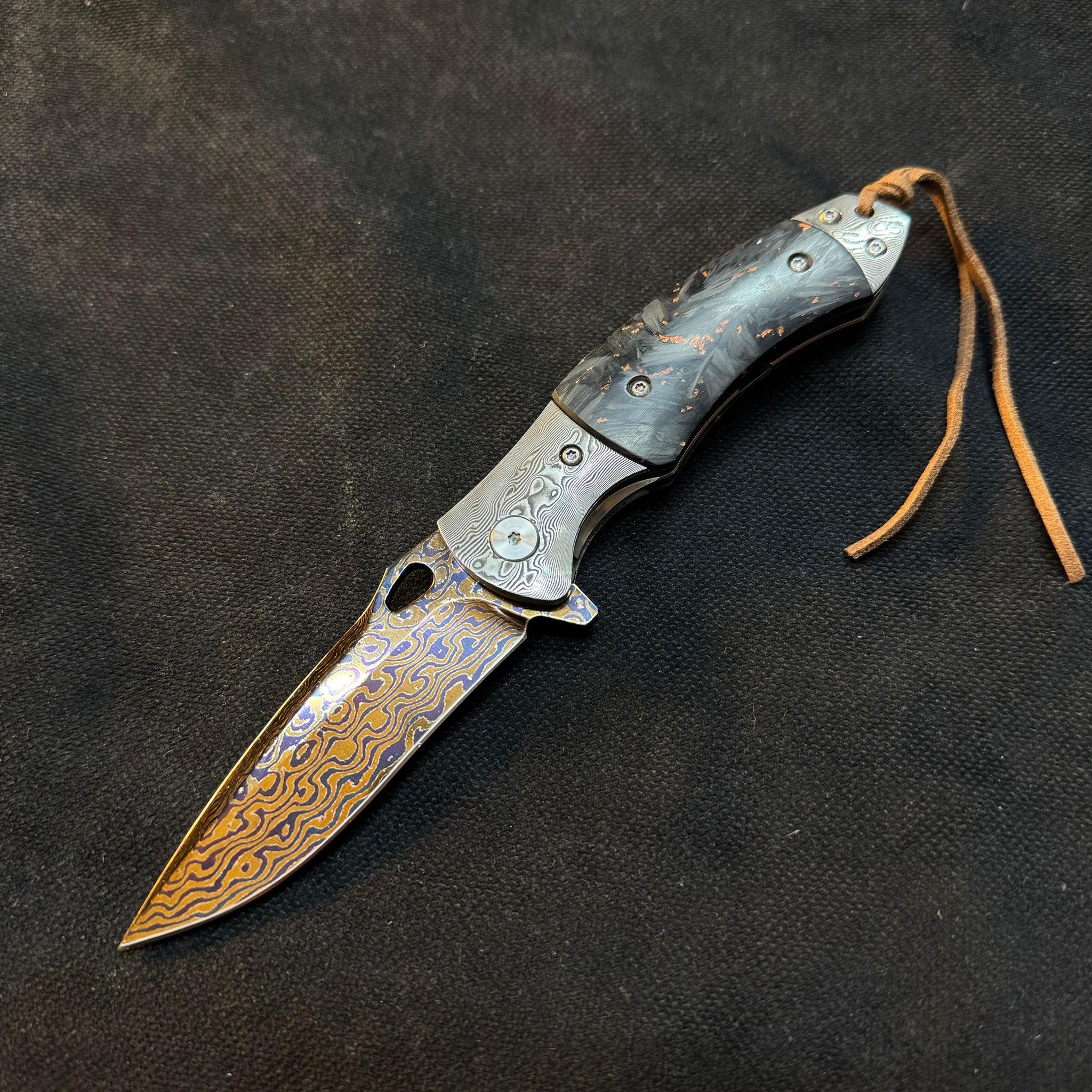 Timascus & Carbon Fiber Flipper Çakı | İçten Kilitli Premium EDC Bıçak