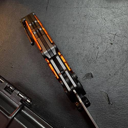 NOC Knives MA01 Damascus � Damascus ve Turuncunun S�ra D��� Birle�imi